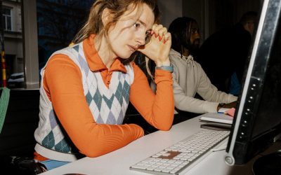 Tineri din Gen Z sabotează implementarea AI: Le e frică de pierderea slujbelor