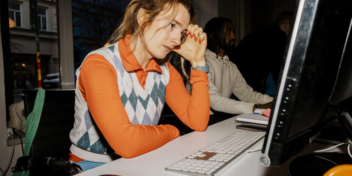 Tineri din Gen Z sabotează implementarea AI: Le e frică de pierderea slujbelor