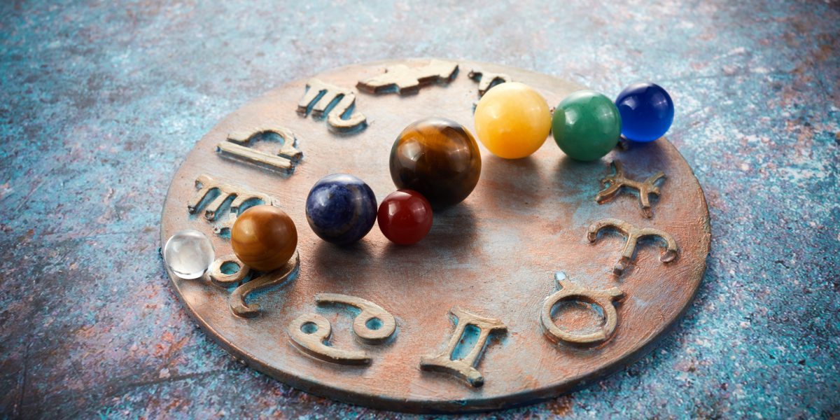 Miercuri, atenție la finanțe: Zodia care dă bani pe mâna „prietenilor”