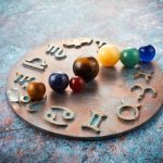 Miercuri, atenție la finanțe: Zodia care dă bani pe mâna „prietenilor”