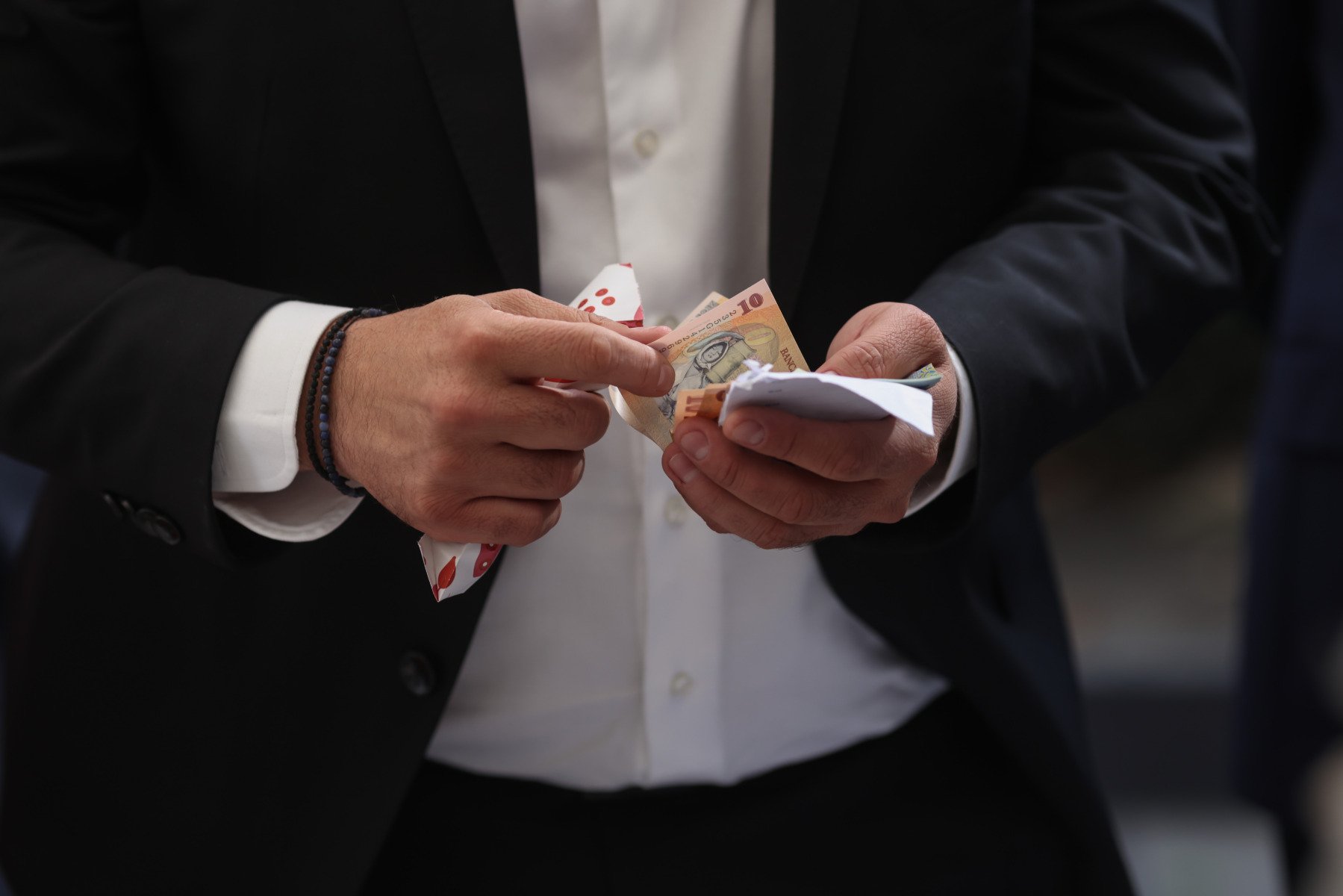 Discuțiile pentru noua lege a salarizării au intrat într-o fază avansată, anunță ministrul Muncii Florin Manole, ministrul Muncii, a făcut declarații joi cu privire la stadiul proiectului legii salarizării, după ședința de Guvern