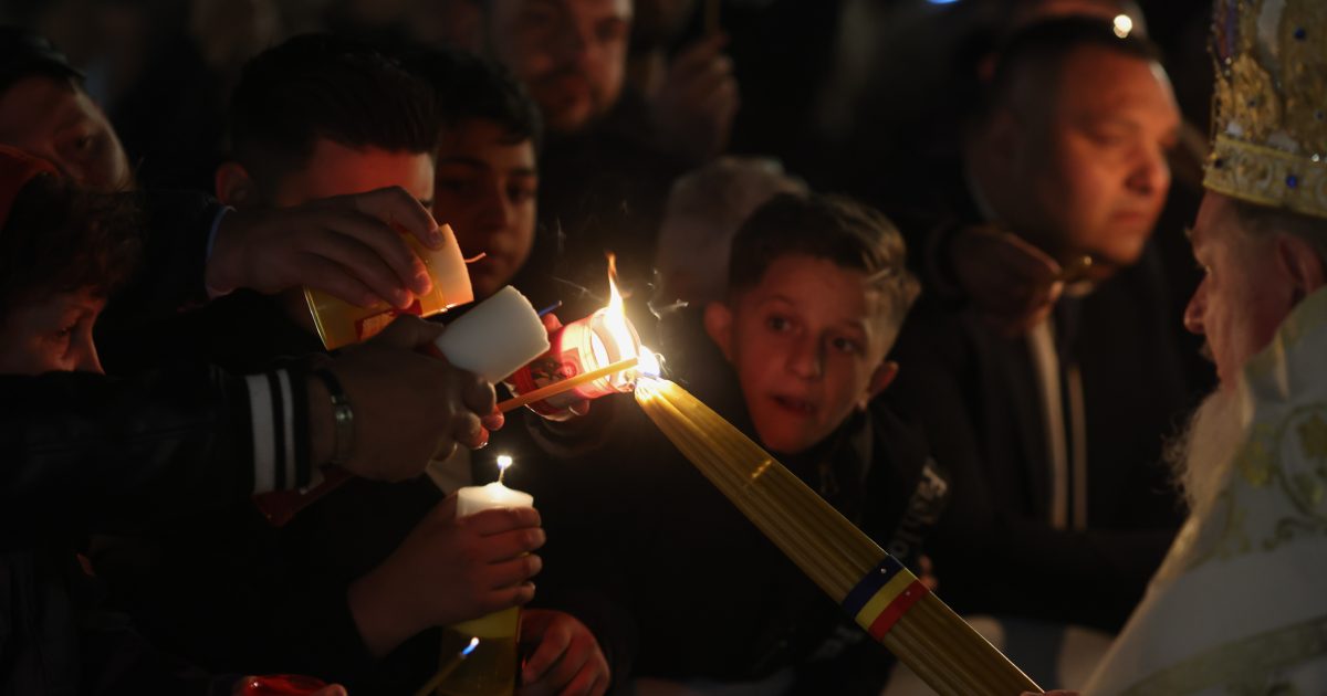 Lumina Învierii la Patriarhia Română: Credincioșii, așteptați să primească har