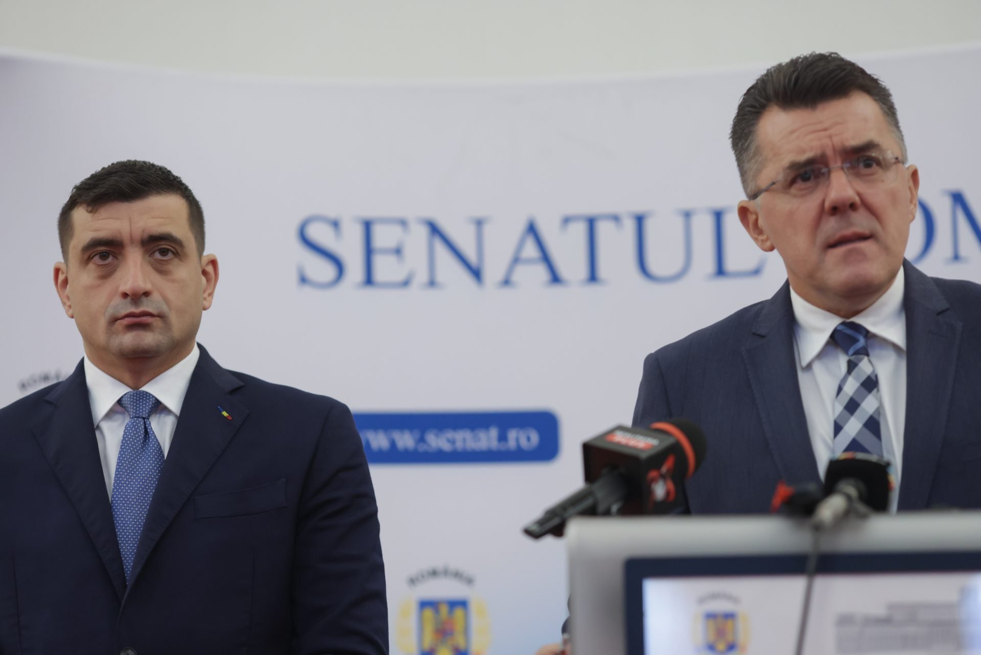 AUR lansează „Academia Politică Titu Maiorescu”: Cursuri plătite și certificate obligatorii pentru membrii de partid Partidul Alianța pentru Unirea Românilor (AUR) a lansat recent o așa-numită Academie Politică „Titu Maiorescu”