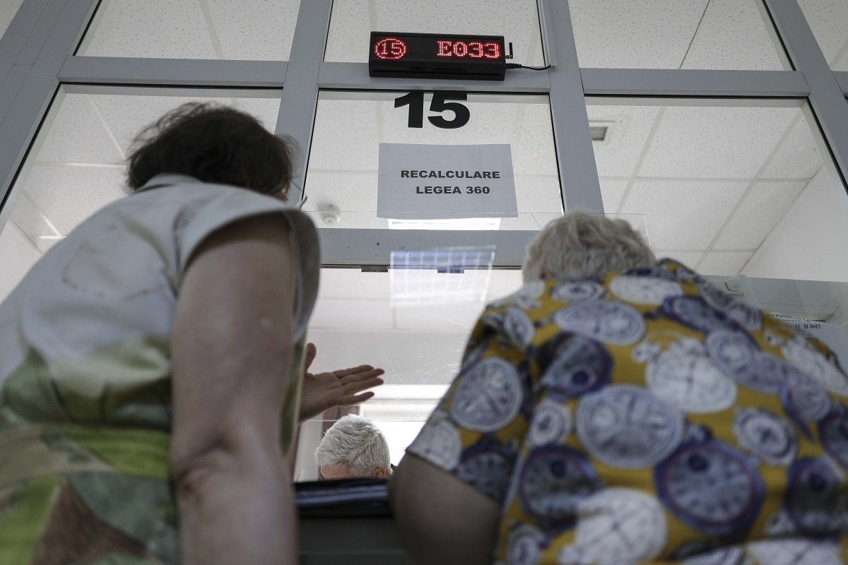 Florin Manole, ministrul Muncii, a anunțat joi, după ședința de Guvern, adoptarea unei ordonanțe de urgență care prevede acordarea de sprijin financiar pentru pensionarii cu venituri mici