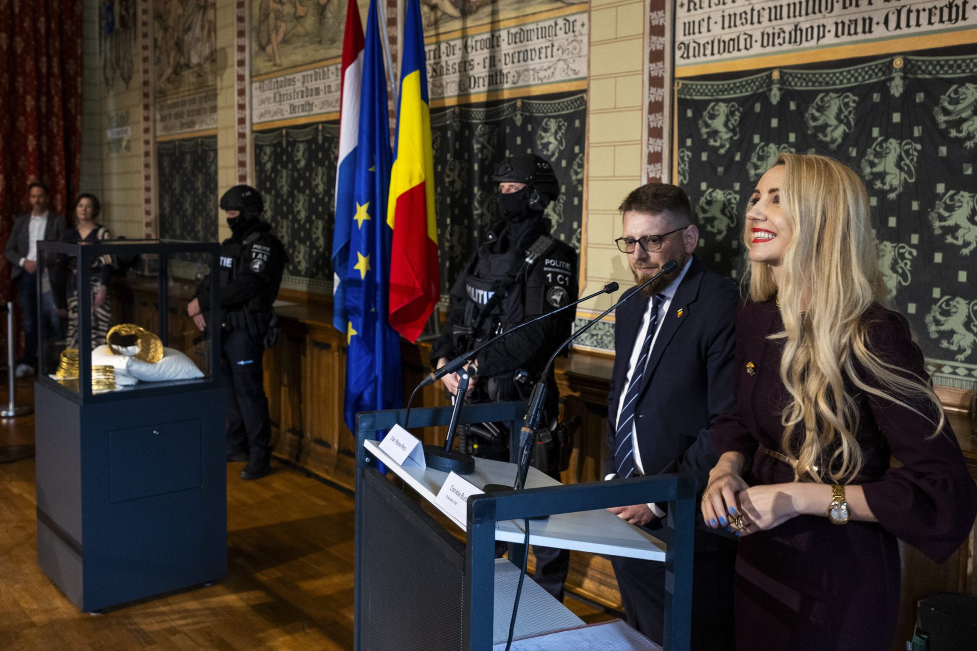 Schimbare neașteptată la Eurojust: Daniela Buruiană înlocuită de Emilia-Ioana Lionte Procurorul Daniela Buruiană, reprezentanta României la Eurojust, agenția europeană pentru cooperare judiciară, a fost înlocuită cu Emilia-Ioana Lionte, cu o zi înainte de anunțul recuperării unor artefacte istorice valoroase, inclusiv Coiful de la Coțofănești și două brățări dacice