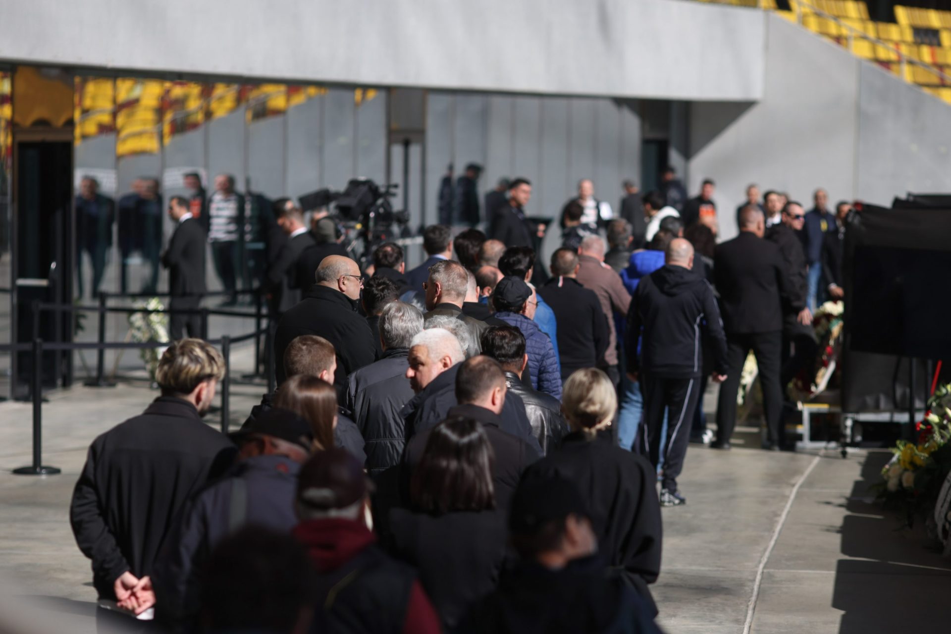 Porțile Arenei Naționale s-au deschis pentru ultimul omagiu adus lui Mircea Lucescu Arena Națională din București a deschis porțile pentru publicul larg, oferind posibilitatea de a aduce un ultim omagiu fostului antrenor de fotbal Mircea Lucescu