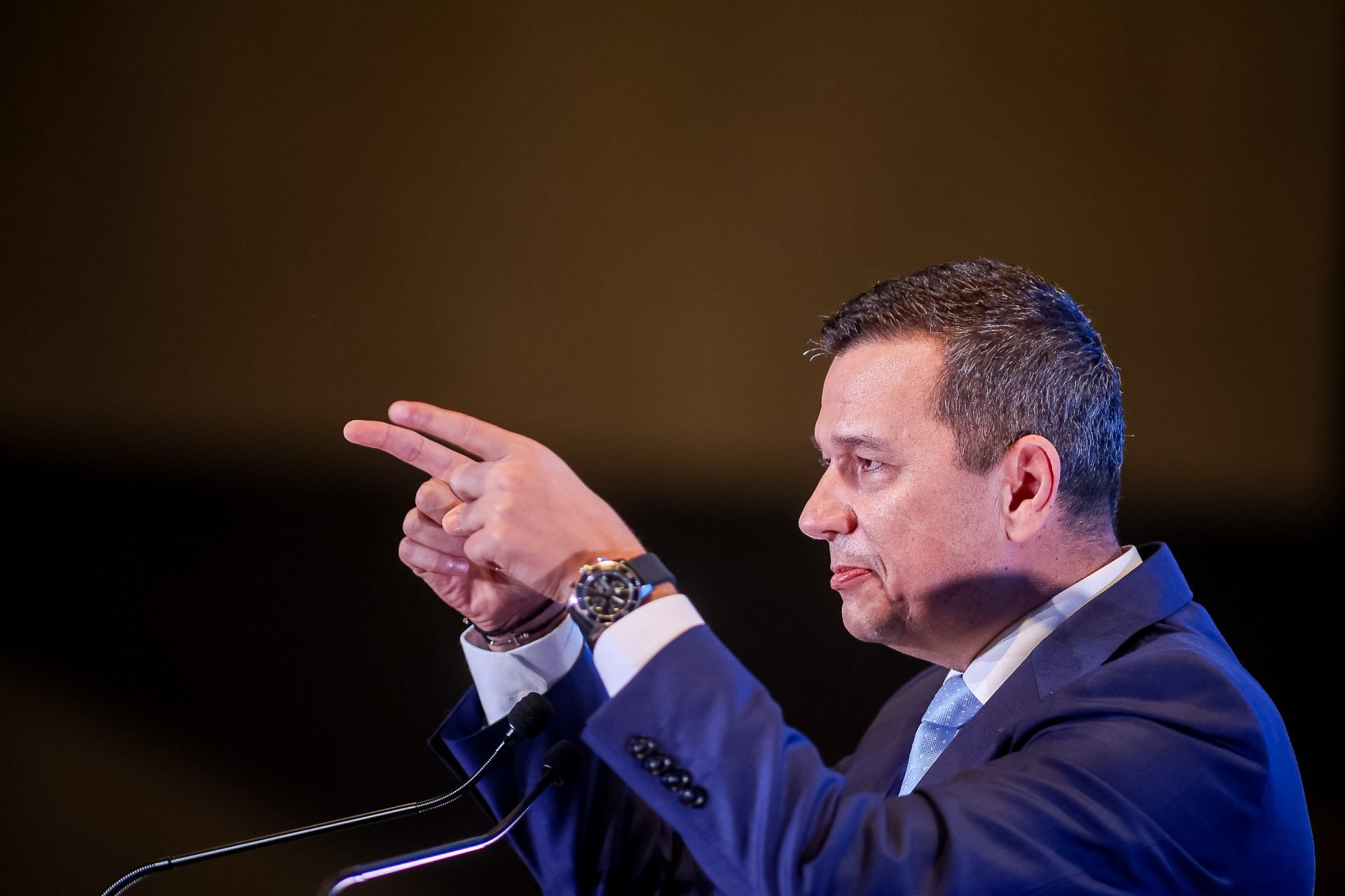 Grindeanu, la un eveniment PSD: Evitarea răspunsului despre un grup intern de WhatsApp cu „Jos Guvernul” Liderul PSD, Sorin Grindeanu, a participat sâmbătă la un eveniment organizat de PSD Dâmbovița, unde a fost abordat în legătură cu zvonurile privind existența unui grup intern de WhatsApp al partidului, intitulat „Jos Guvernul”