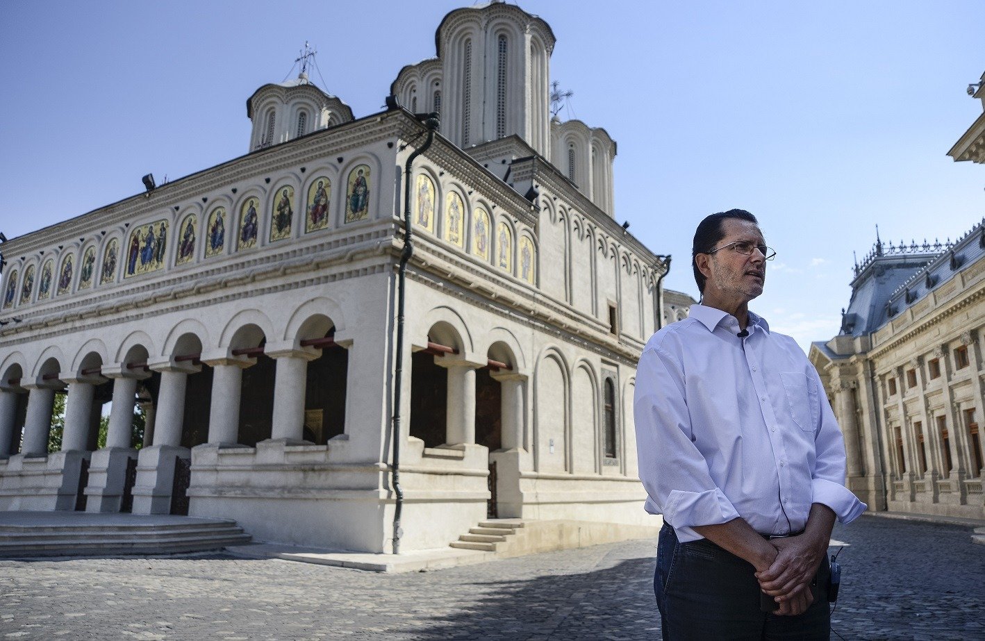 Fostul purtător de cuvânt al Patriarhiei Române, Vasile Bănescu, a lansat un apel public către comunicatorii Bisericii Ortodoxe, cerând o poziție fermă împotriva „conservatorismului creștin” considerat de acesta ca fiind rusofil, pro-legionar și anti-european
