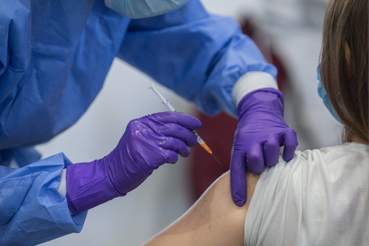 Guvernul caută soluții pentru plata datoriei către Pfizer, după o sentință executorie Premierul Ilie Bolojan a anunțat joi, la Europa FM, că Executivul va contacta rapid compania Pfizer pentru a eșalona plata unei datorii de 3,5 miliarde de lei, reprezentând contravaloarea vaccinurilor anti-COVID neplătite