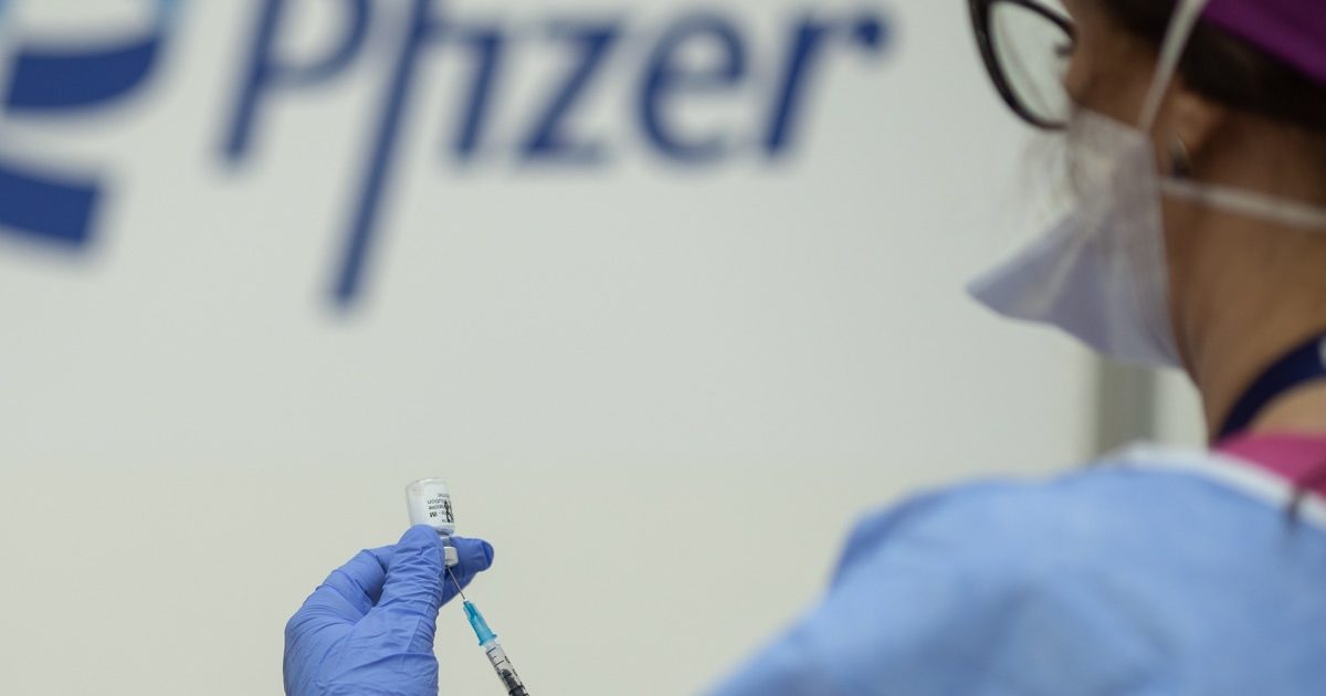 Românii afectați de vaccinul Pfizer primesc 1.200 euro lunar până la pensie