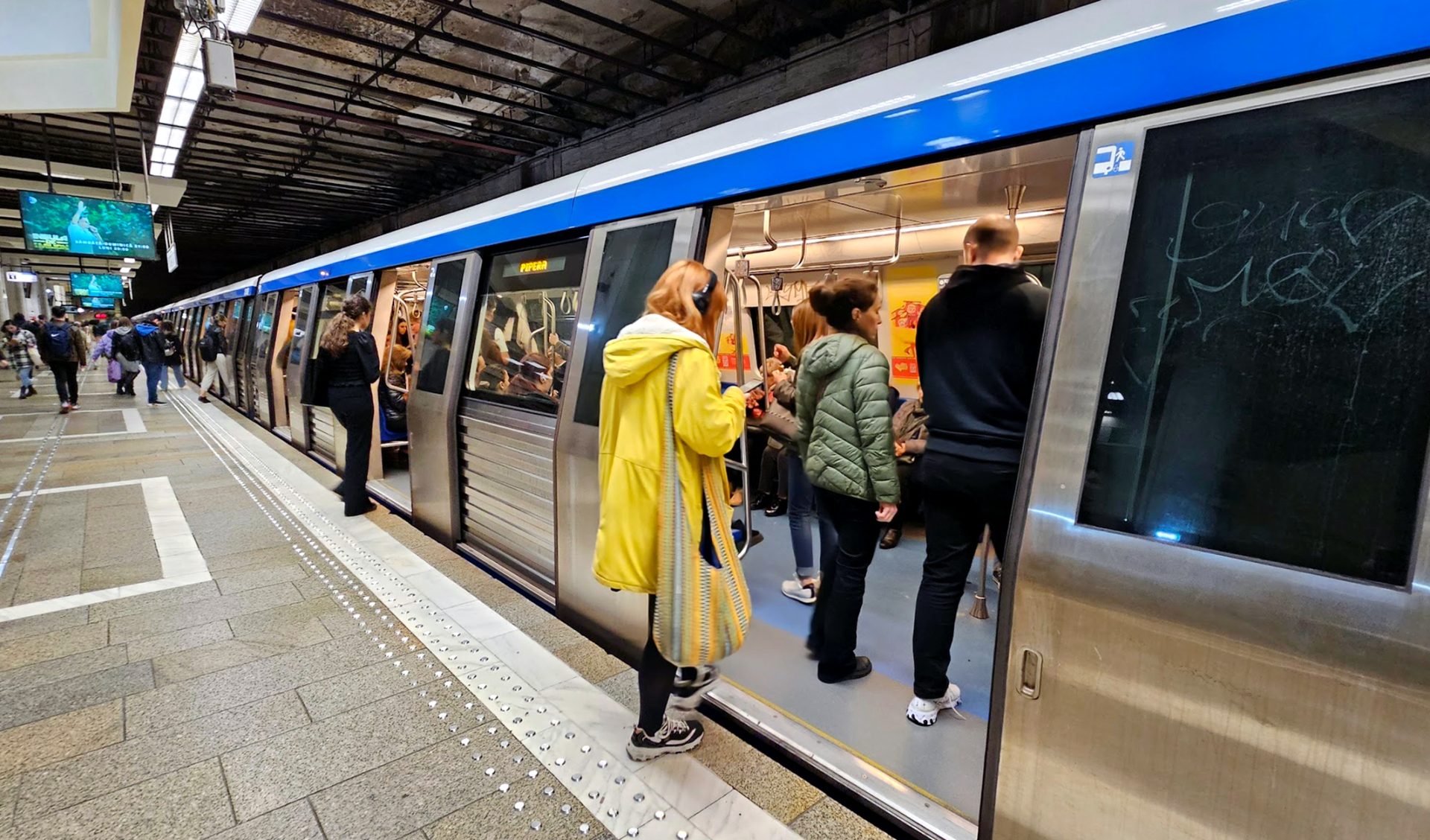 Prețul unei călătorii cu metroul va crește cu 40% din mai 2026 Bucureștenii se pregătesc pentru o scumpire a transportului cu metroul