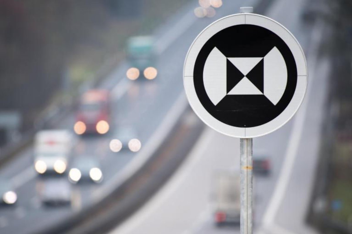 Un indicator rutier misterios, cu un design alb-negru distinctiv, a stârnit curiozitatea șoferilor pe un tronson de autostradă din străinătate