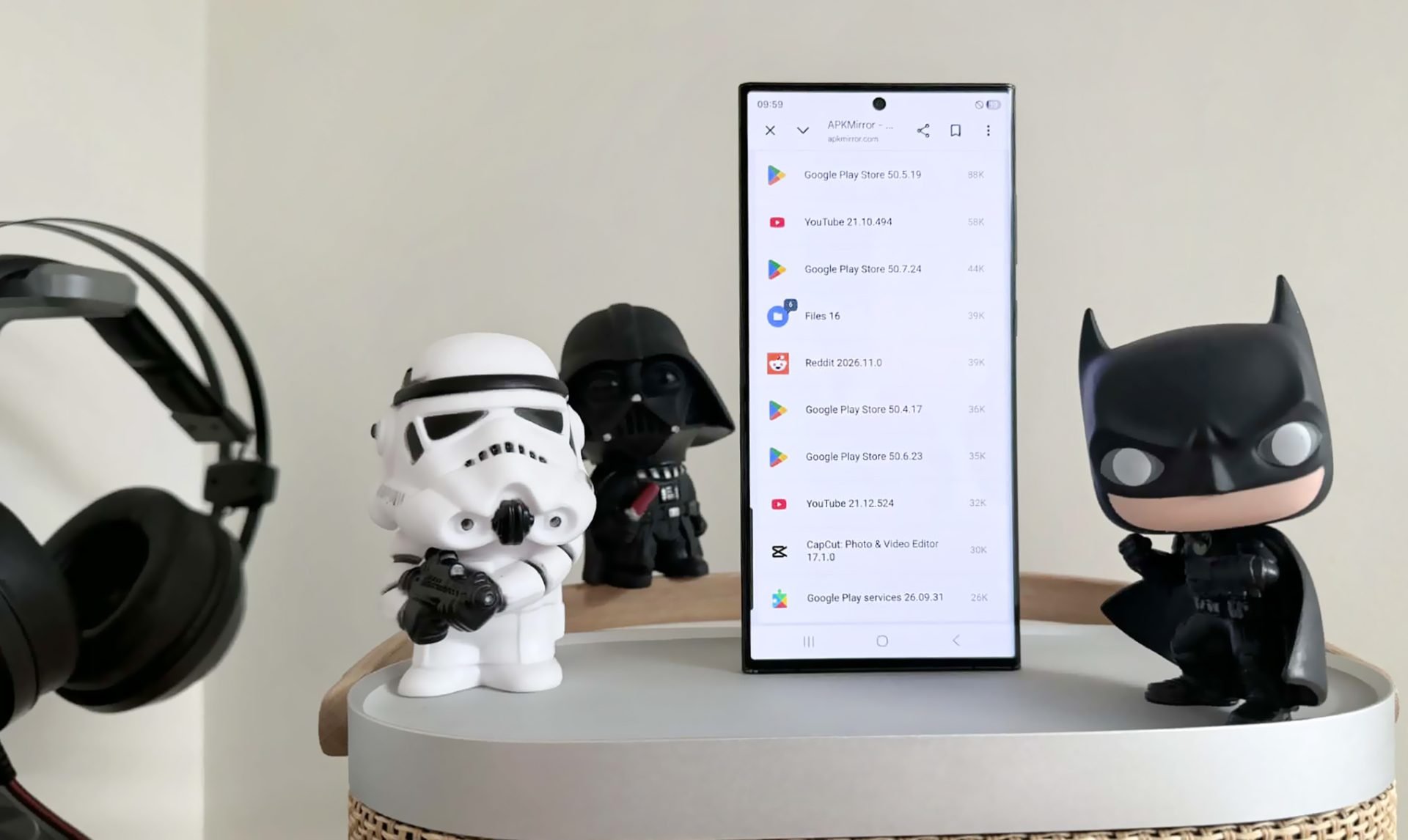 Aplicații din surse necunoscute: Ce riscuri ascund și cum te protejezi Instalarea aplicațiilor pe telefon din afara magazinelor oficiale, precum Google Play sau App Store, poate aduce cu sine riscuri semnificative, de la infectarea cu malware până la furtul de date personale