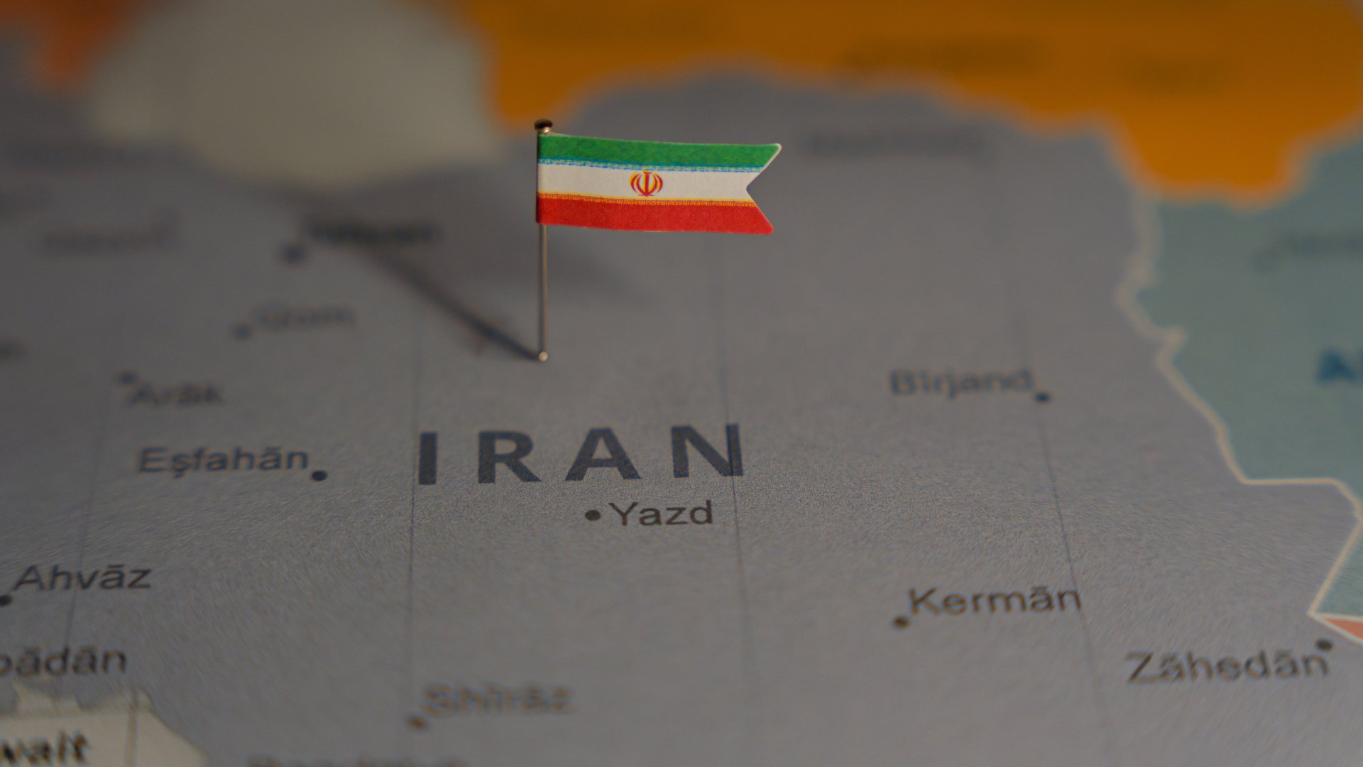 Cu ore înainte de expirarea ultimatumului dat de Donald Trump, țările din regiune iau măsuri de precauție Bahrein suspendă operațiunile portului Khalifa Bin Salman, iar Kuweit le cere cetățenilor să rămână acasă