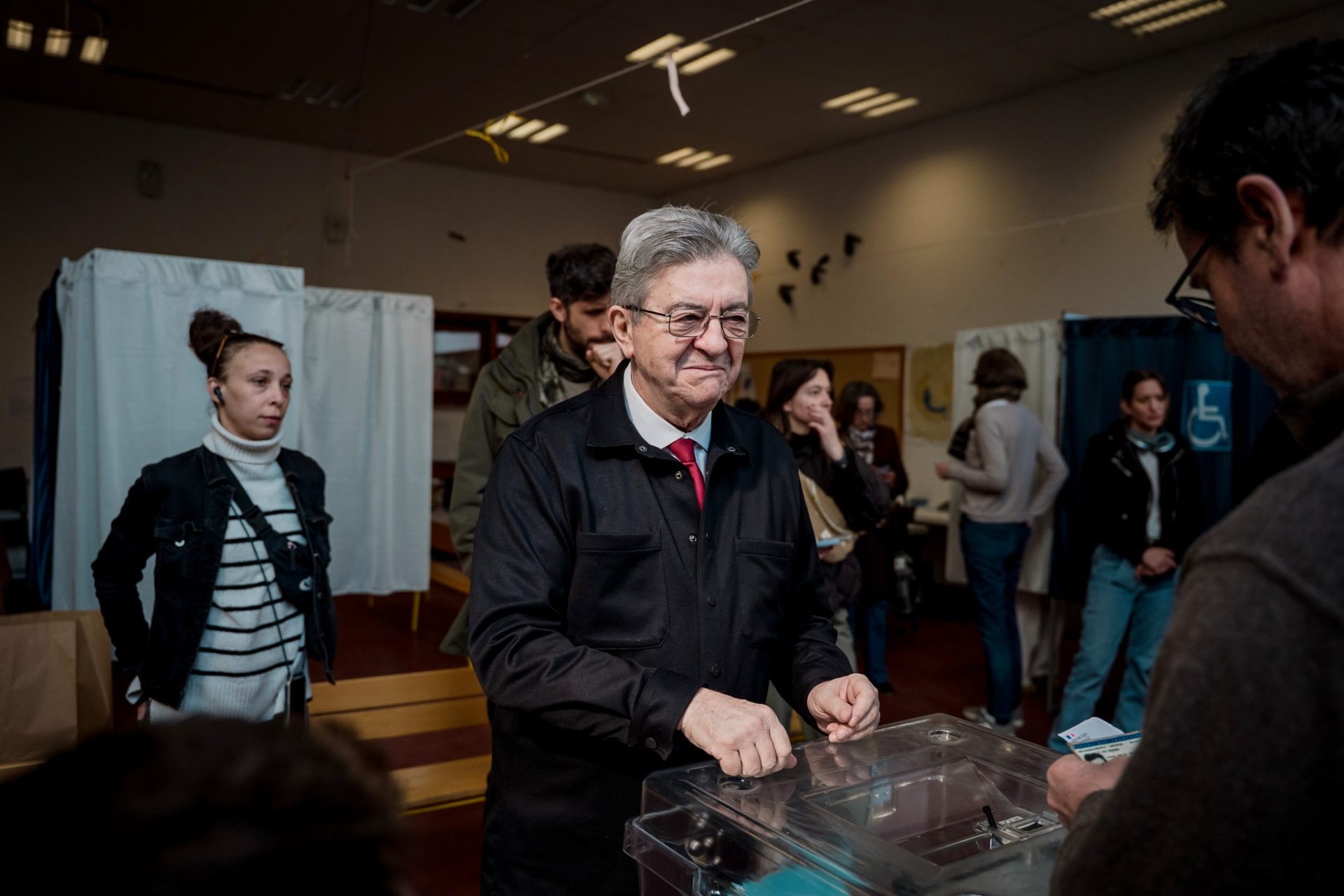 Deputatul francez Julien Odoul sesizează justiția în legătură cu presupuse finanțări venezuelene către La France Insoumise Deputatul Julien Odoul, membru al partidului de dreapta populistă/extremă Reuniunea Națională (RN), a anunțat că a sesizat justiția cu privire la posibile finanțări străine provenite din Venezuela către formațiunea politică La France Insoumise (LFI)