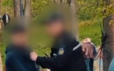 Brutalitate în Craiova: Polițist Local cercetat după ce a îmbrâncit un copil în parc