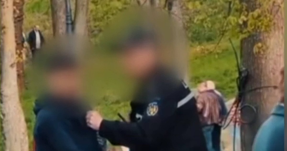Brutalitate în Craiova: Polițist Local cercetat după ce a îmbrâncit un copil în parc
