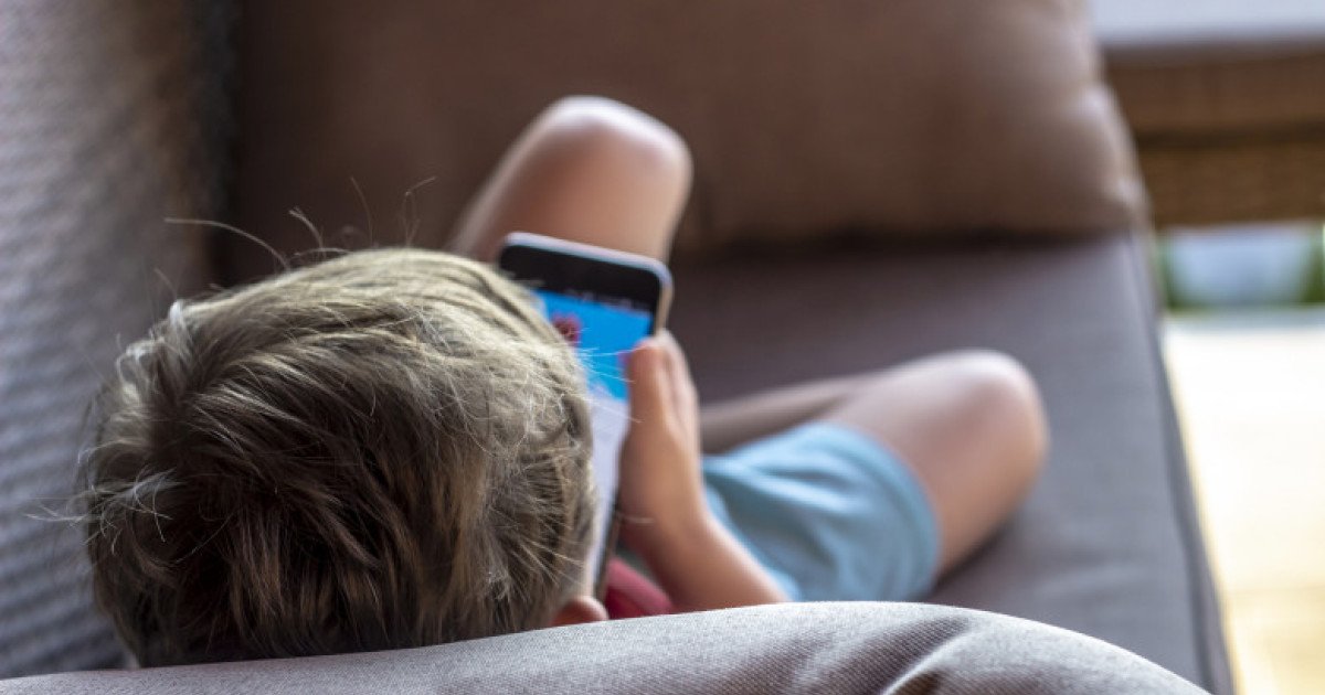 Copiii care petrec peste trei ore pe zi pe rețelele sociale riscă depresie și anxietate, arată un studiu recent
