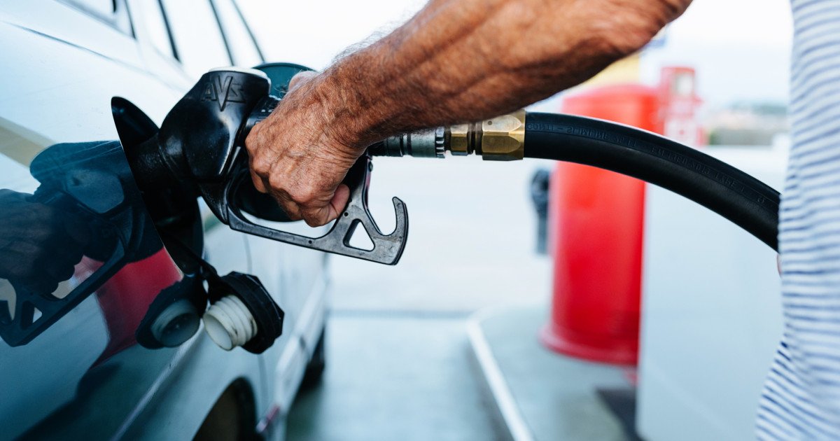 Creșterile de prețuri la carburanți, mai mari decât se aștepta: Ionuț Dumitru avertizează că ieftinirile sunt limitate București – Prețurile la carburanți nu vor reveni la nivelurile anterioare, chiar dacă Guvernul intervine cu măsuri de compensare