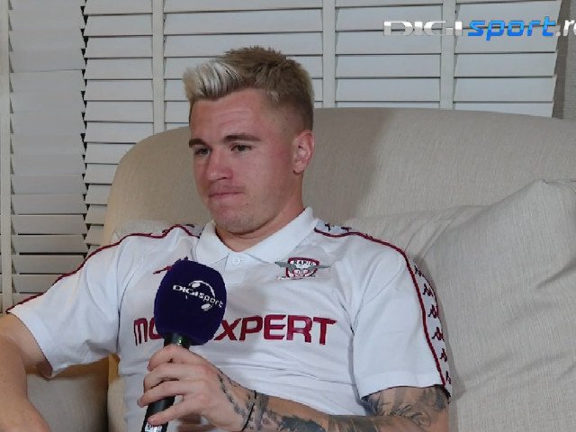 Un incident șocant a avut loc la meciul de fotbal dintre Rapid București și „U” Cluj, unde portarul de rezervă al Rapidului, Dejan Iliev, a fost lovit de un obiect aruncat din tribune