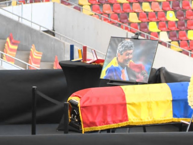 Sicriul cu trupul neînsuflețit al legendarului antrenor Mircea Lucescu a fost depus miercuri la Arena Națională din București, la o zi de la tragica veste a decesului său