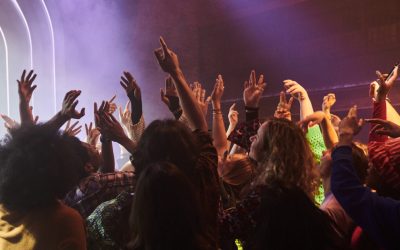 Tinerii londonezi renunță la alcool: Cluburile se adaptează pentru distracție nouă