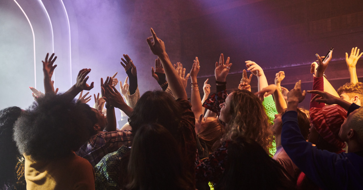 Tinerii londonezi renunță la alcool: Cluburile se adaptează pentru distracție nouă