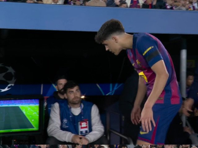 Fundașul Barcelonei, Pau Cubarsi, a fost eliminat într-un meci recent, iar momentul în care acesta a încercat să revadă faza eliminării a devenit viral pe rețelele sociale