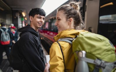 Tineri români de 18 ani pot călători gratuit în Europa prin programul DiscoverEU Comisia Europeană lansează o nouă rundă de înscrieri pentru programul DiscoverEU, parte a Erasmus+, oferind tinerilor de 18 ani din România șansa de a explora Europa fără costuri de transport