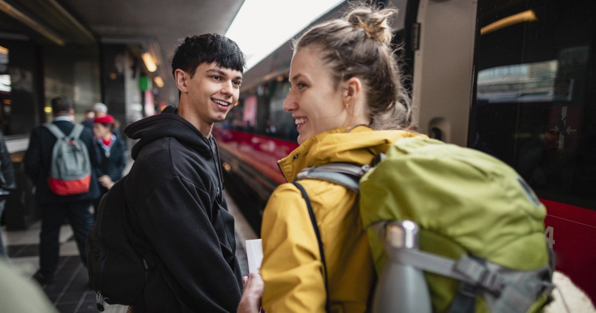 Tineri români de 18 ani pot călători gratuit în Europa prin programul DiscoverEU Comisia Europeană lansează o nouă rundă de înscrieri pentru programul DiscoverEU, parte a Erasmus+, oferind tinerilor de 18 ani din România șansa de a explora Europa fără costuri de transport