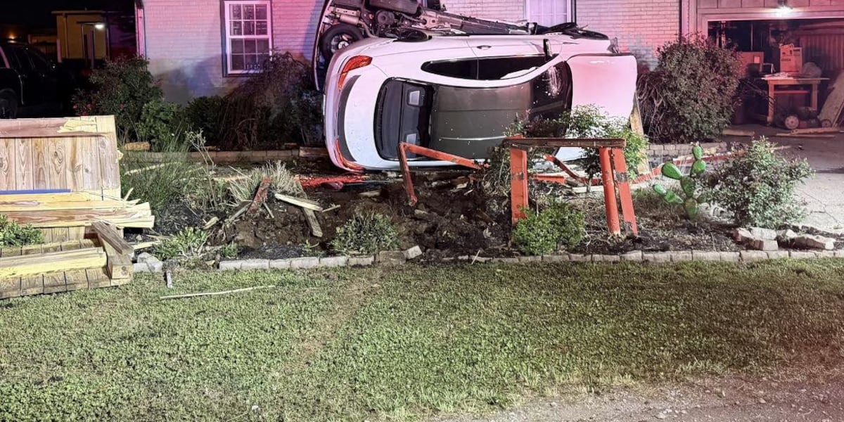 Accident în Murfreesboro: O persoană, la spital după ce o mașină a intrat într-o casă