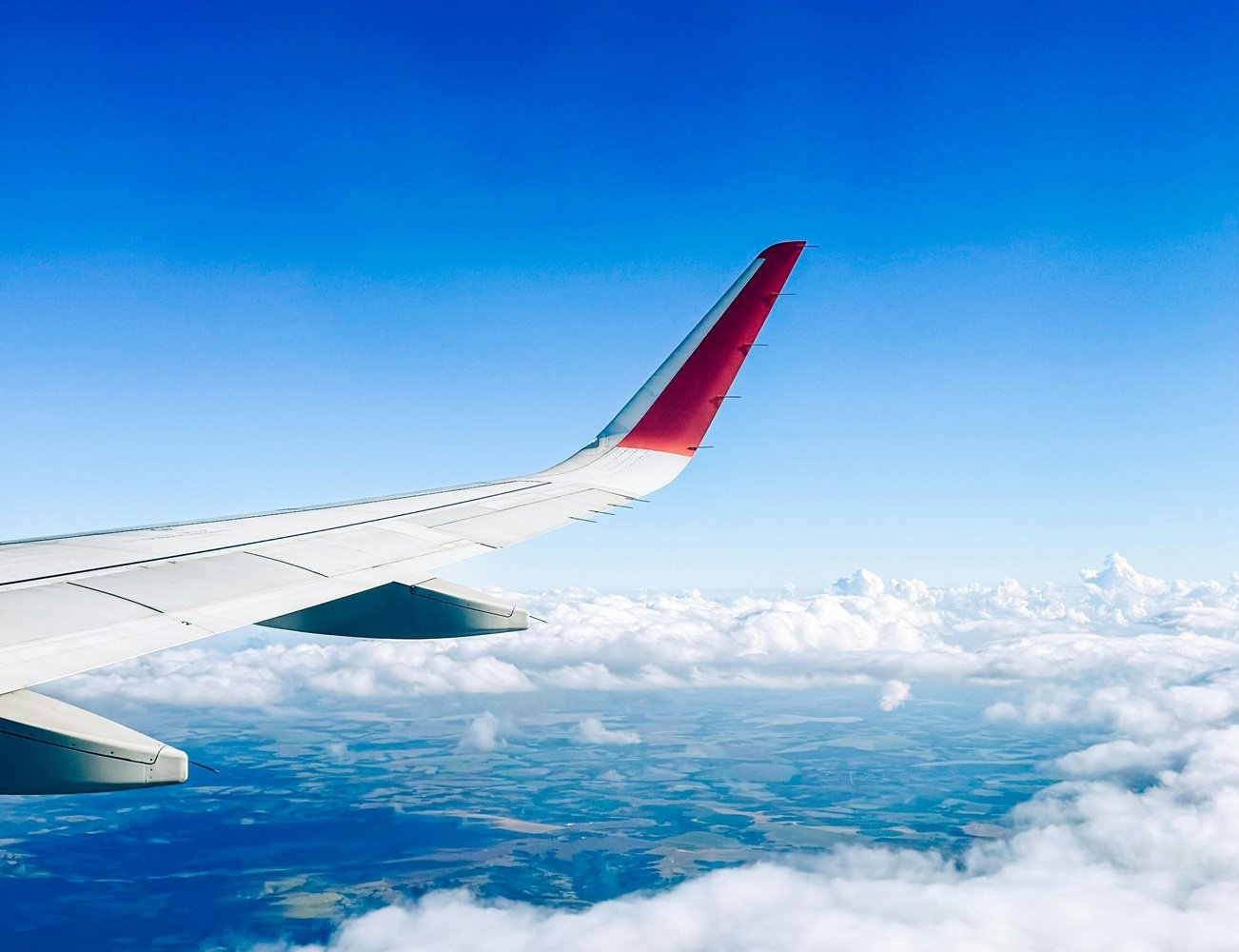 Românii zboară mai mult de Paște: creștere spectaculoasă a rezervărilor și destinațiile preferate Numărul românilor care aleg să călătorească cu avionul de Paște este în creștere semnificativă, conform ultimelor date