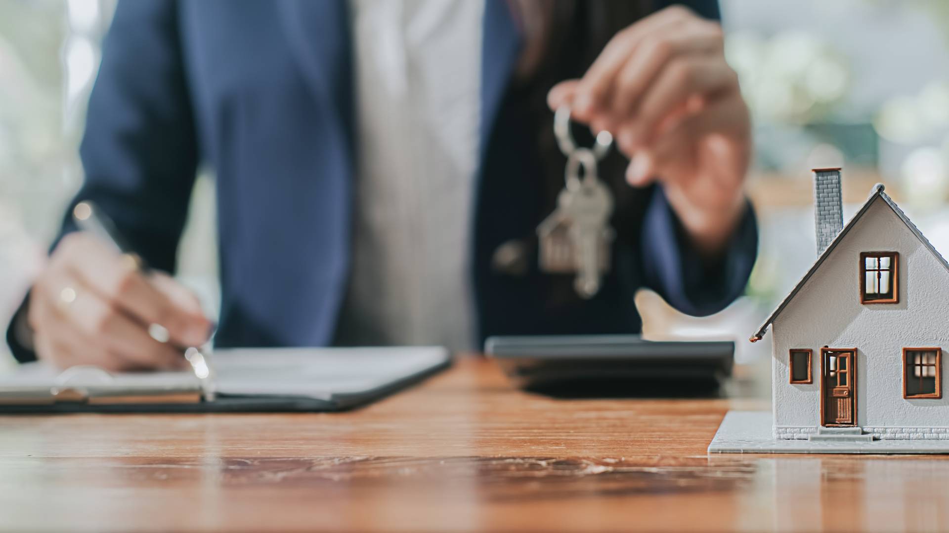 Achiziția unei locuințe, indiferent că este nouă sau veche, este o decizie majoră, iar evaluarea atentă a proprietății este crucială