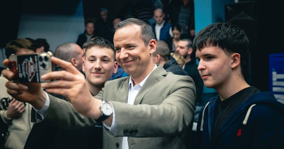 Ungaria: Extrema Dreaptă, Arbitru Potențial în Scenariul Politic Sondajele de opinie din Ungaria anticipează o cursă strânsă pentru putere, cu partidele FIDESZ-KDNP, condus de premierul Viktor Orban, și TISZA, formațiunea politică a lui Peter Magyar, disputând intens primul loc în viitoarele alegeri parlamentare