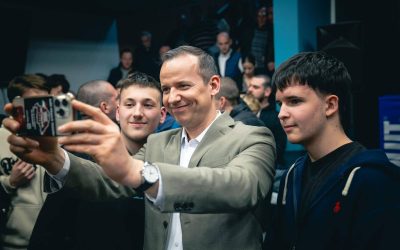 Ungaria: Extrema Dreaptă, Arbitru Potențial în Scenariul Politic Sondajele de opinie din Ungaria anticipează o cursă strânsă pentru putere, cu partidele FIDESZ-KDNP, condus de premierul Viktor Orban, și TISZA, formațiunea politică a lui Peter Magyar, disputând intens primul loc în viitoarele alegeri parlamentare