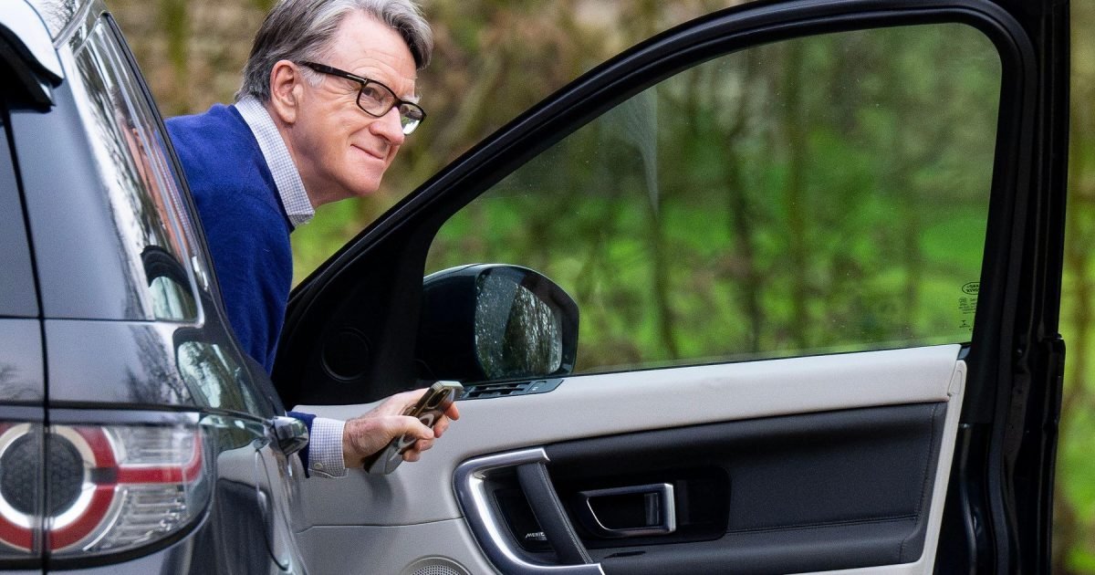 Mandelson prins cu pantalonii-n vine: Amendat pentru urinare publică