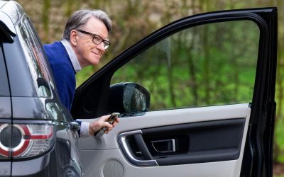 Mandelson prins cu pantalonii-n vine: Amendat pentru urinare publică