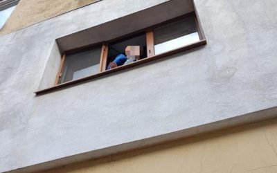 Copil salvat la Râmnicu Vâlcea: Polițiștii, eroi pe marginea ferestrei
