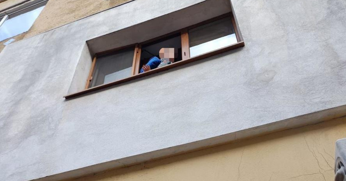 Copil salvat la Râmnicu Vâlcea: Polițiștii, eroi pe marginea ferestrei