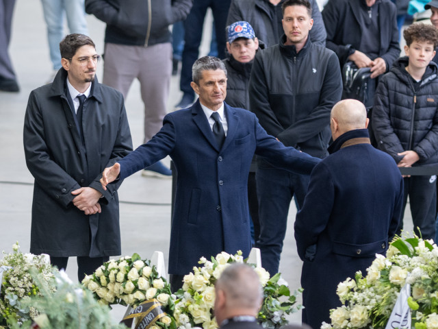 O delegație a clubului PAOK Salonic va fi prezentă la înmormântarea lui Mircea Lucescu de la București Răzvan Lucescu a fost alături de familia sa la catafalcul tatălui său, Mircea Lucescu