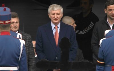 Răzvan Lucescu, Neli Lucescu și Rinat Akhmetov, la București, pentru omagierea lui Mircea Lucescu Rinat Akhmetov, cel mai bogat om din Ucraina și fost partener de afaceri al lui Mircea Lucescu, a fost prezent la București pentru a-și lua rămas bun de la antrenorul legendar
