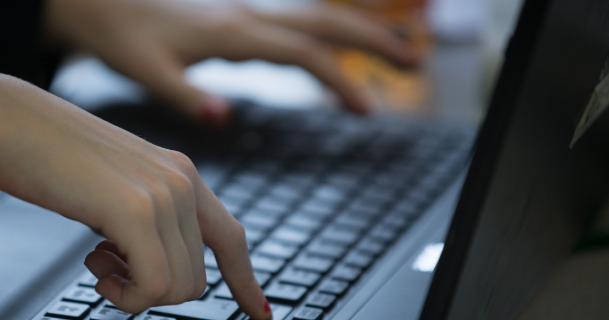 Reacția MApN după atacul hackerilor ruși: Zeci de conturi sparte