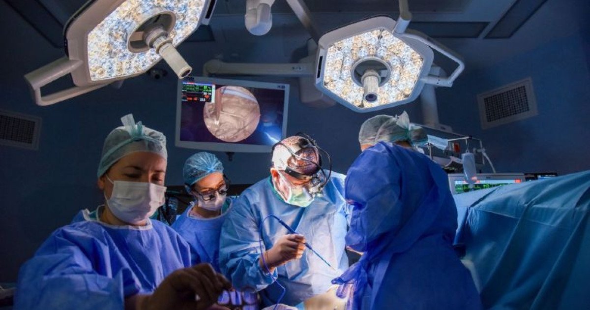 Un bărbat de 72 de ani, cu afecțiuni cardiovasculare preexistente, a beneficiat de o intervenție chirurgicală complexă la Spitalul Clinic SANADOR din București