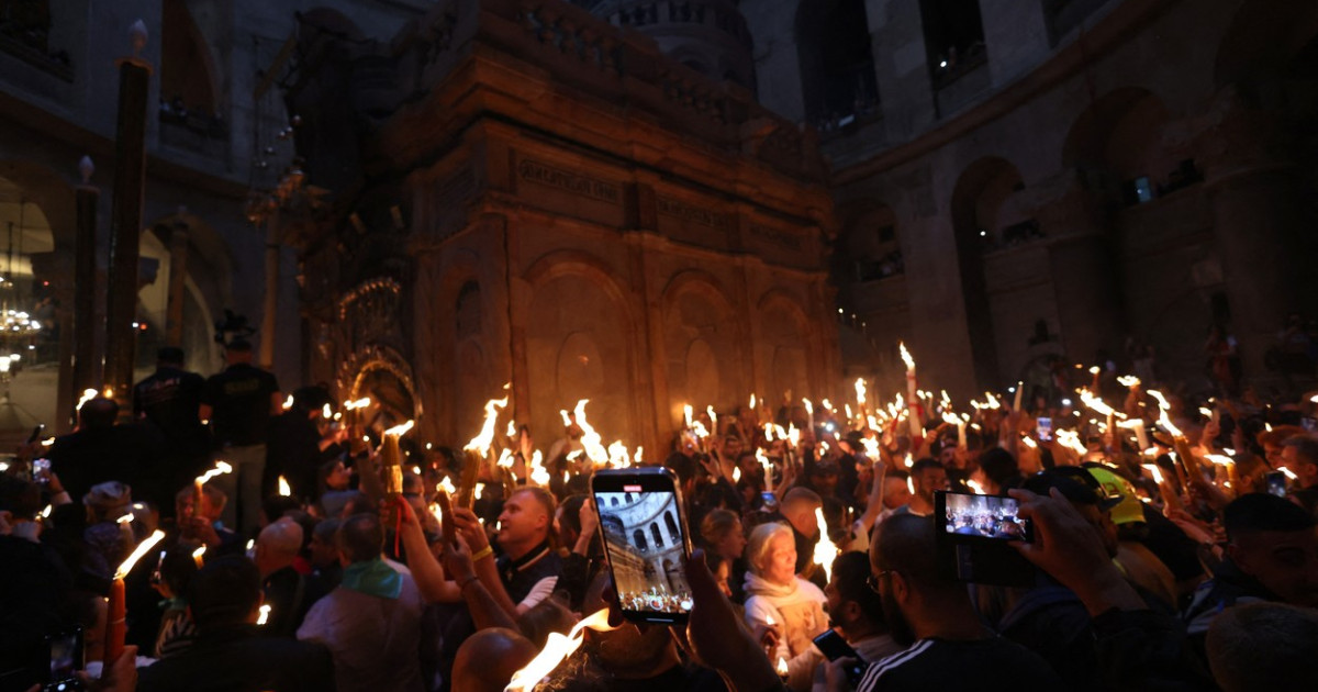 Sfânta Lumină ajunge azi la București: Plan de rezervă, în caz de criză în Orient