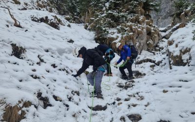 Doi turiști salvați în Piatra Craiului: Jandarmii au intervenit pe gheată