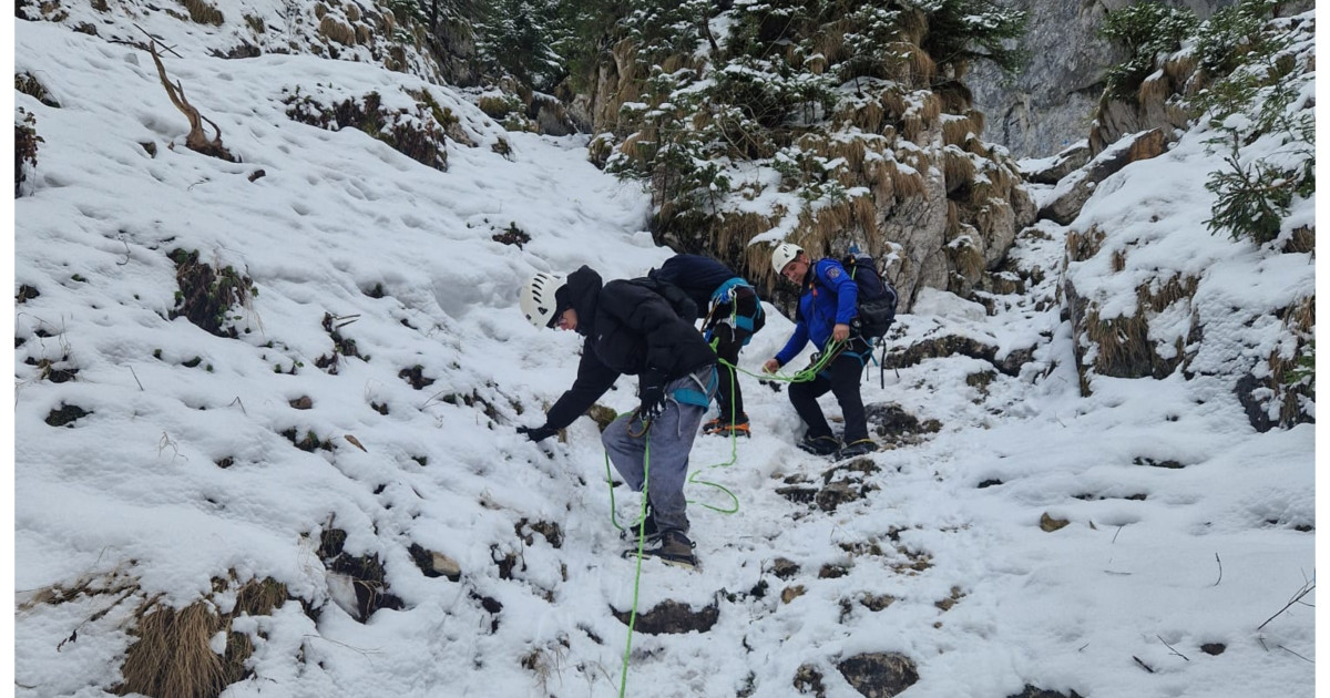 Doi turiști salvați în Piatra Craiului: Jandarmii au intervenit pe gheată