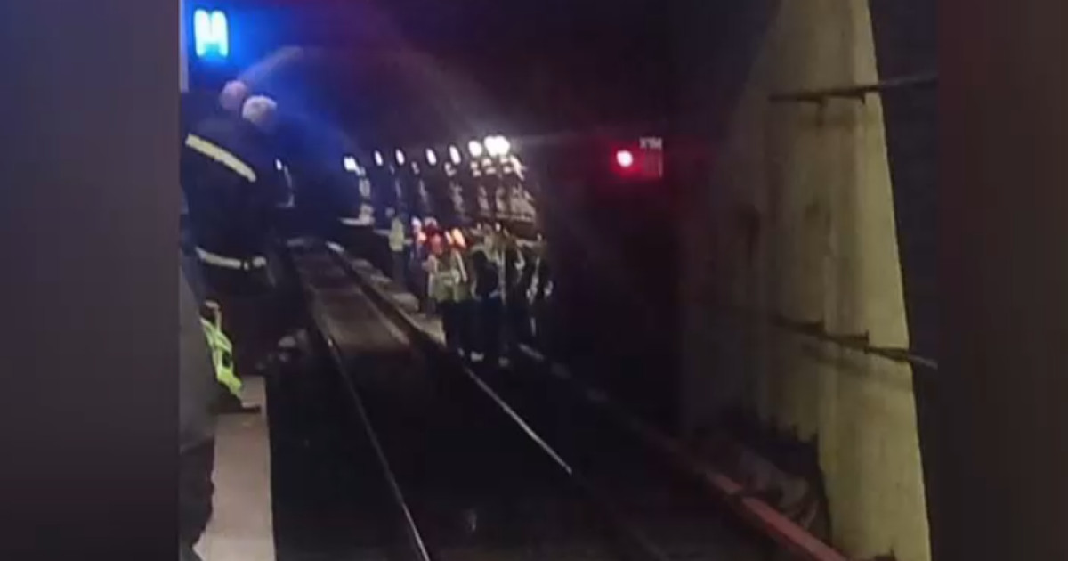 Metrou BLOCAT pe magistrala 4: Tavan PRĂBUȘIT peste șine în București