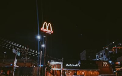 Șeful McDonald’s, scuza șocantă: Mama e de vină pentru gestul stângaci