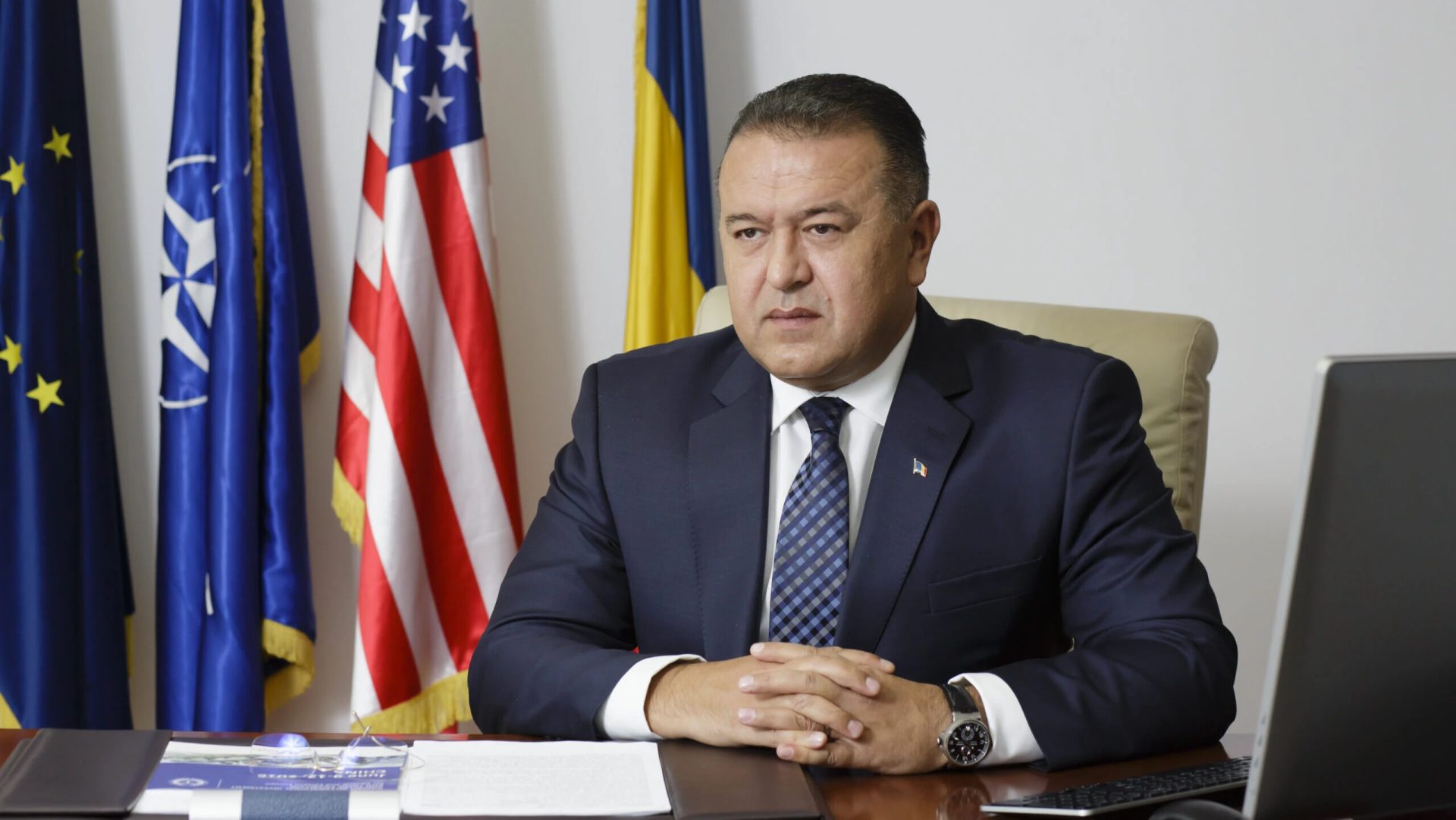 Prețul carburanților: de ce plătim mai mult la pompă Tensiunile geopolitice globale, în special cele din Orientul Mijlociu, au un impact direct asupra prețului carburanților, indiferent de resursele disponibile la nivel local