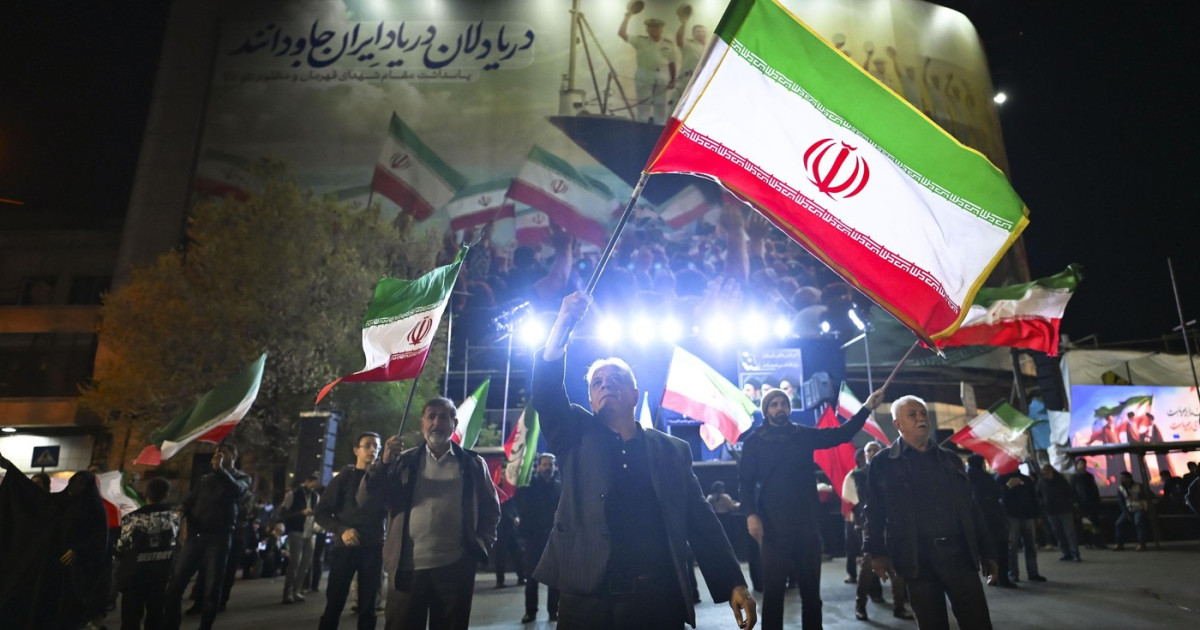 Mii de iranieni formează lanțuri umane la centralele electrice și pe poduri după amenințările lui Trump